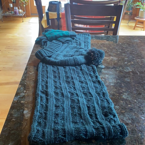 Knit Teal Scarf/Hat/Glove set🌺 - Picture 4 of 4